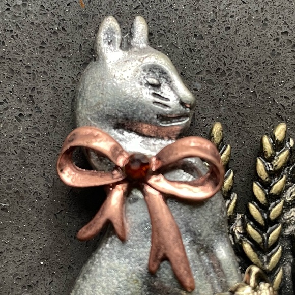 Kenneth Cole cat•kittens•basket mixed metals brooch sign - Picture 2 of 8